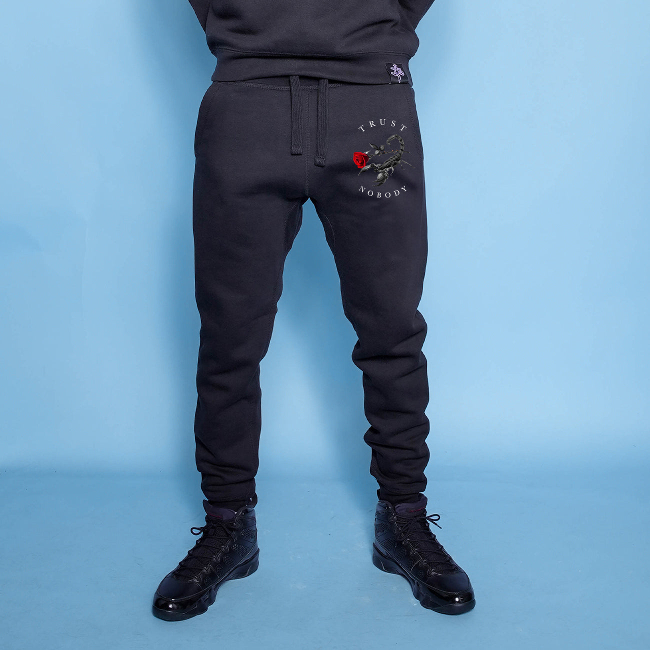 AJ1OG Scorpion - Joggers NEGRO